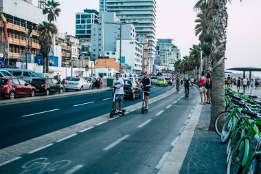 Tel Aviv İsrail 20 Ekim 2020 Kilit ve Coronavirus salgını sırasında İsrail nüfusunu kontrol altına almak için Tel Aviv sokaklarında dolaşan kimliği belirsiz bir insan görülüyor.