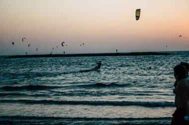 Tel Aviv İsrail 20 Ekim 2020 İsrail, İsrail 'de Coronavirus salgını ve Tel Aviv plajında günbatımında uçurtma sörfü yapan kimliği belirsiz İsrail halkının görüntüsü