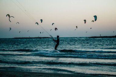Tel Aviv İsrail 20 Ekim 2020 İsrail, İsrail 'de Coronavirus salgını ve Tel Aviv plajında günbatımında uçurtma sörfü yapan kimliği belirsiz İsrail halkının görüntüsü