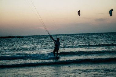 Tel Aviv İsrail 20 Ekim 2020 İsrail, İsrail 'de Coronavirus salgını ve Tel Aviv plajında günbatımında uçurtma sörfü yapan kimliği belirsiz İsrail halkının görüntüsü