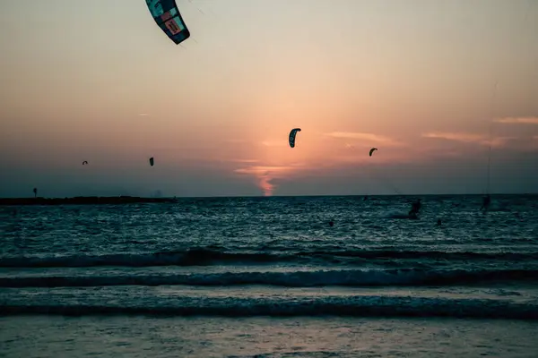 テルアビブイスラエル2020年10月20日イスラエルでのロックダウンとコロナウイルス発生中のテルアビブビーチで日没時にカイトサーフィンを練習している正体不明のイスラエル人の見解 — ストック写真