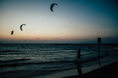 Tel Aviv İsrail 20 Ekim 2020 İsrail, İsrail 'de Coronavirus salgını ve Tel Aviv plajında günbatımında uçurtma sörfü yapan kimliği belirsiz İsrail halkının görüntüsü