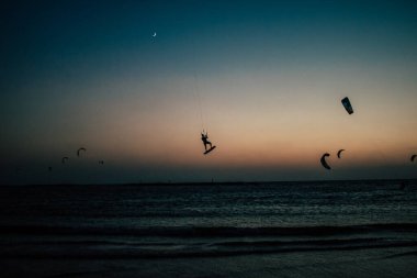 Tel Aviv İsrail 20 Ekim 2020 İsrail, İsrail 'de Coronavirus salgını ve Tel Aviv plajında günbatımında uçurtma sörfü yapan kimliği belirsiz İsrail halkının görüntüsü