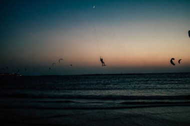 Tel Aviv İsrail 20 Ekim 2020 İsrail, İsrail 'de Coronavirus salgını ve Tel Aviv plajında günbatımında uçurtma sörfü yapan kimliği belirsiz İsrail halkının görüntüsü