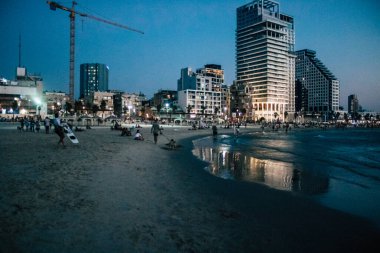 Tel Aviv İsrail 20 Ekim 2020 İsrail, İsrail 'de Coronavirus salgını ve Tel Aviv plajında günbatımında uçurtma sörfü yapan kimliği belirsiz İsrail halkının görüntüsü