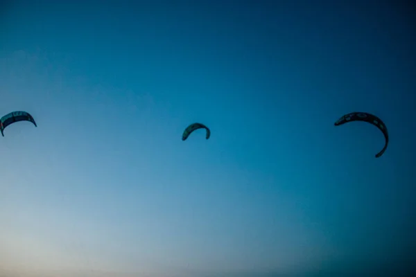 以色列特拉维夫2020年10月20日在以色列封锁和珊瑚爆发期间 看到身份不明的以色列人在特拉维夫海滩的落日下练习风筝冲浪 — 图库照片