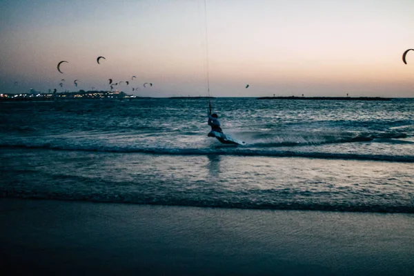 テルアビブイスラエル2020年10月20日イスラエルでのロックダウンとコロナウイルス発生中のテルアビブビーチで日没時にカイトサーフィンを練習している正体不明のイスラエル人の見解 — ストック写真