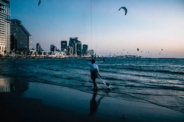 Tel Aviv Israel Lokakuu 2020 Näkymä Tunnistamattomista Israelilaisista Harjoittelemassa Leijasurffausta — kuvapankkivalokuva