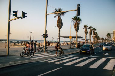 Tel Aviv İsrail 25 Ekim 2020 Kilit altında ve Coronavirus salgını sırasında İsrail 'deki nüfusu kontrol altına almak için Tel Aviv sokaklarında dolaşan kimliği belirsiz insanların görüntüsü