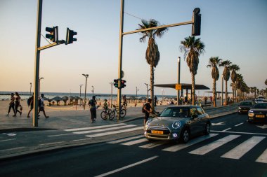 Tel Aviv İsrail 25 Ekim 2020 Kilit altında ve Coronavirus salgını sırasında İsrail 'deki nüfusu kontrol altına almak için Tel Aviv sokaklarında dolaşan kimliği belirsiz insanların görüntüsü