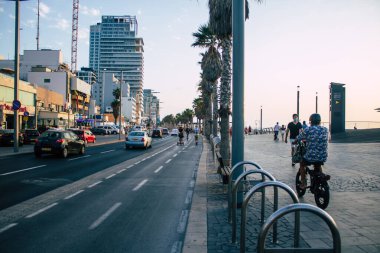 Tel Aviv İsrail 25 Ekim 2020 Kilit altında ve Coronavirus salgını sırasında İsrail 'deki nüfusu kontrol altına almak için Tel Aviv sokaklarında dolaşan kimliği belirsiz insanların görüntüsü