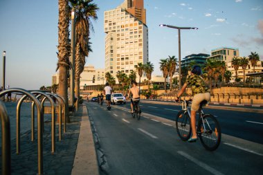 Tel Aviv İsrail 25 Ekim 2020 Kilit altında ve Coronavirus salgını sırasında İsrail 'deki nüfusu kontrol altına almak için Tel Aviv sokaklarında dolaşan kimliği belirsiz insanların görüntüsü