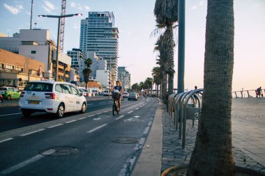 Tel Aviv İsrail 25 Ekim 2020 Kilit altında ve Coronavirus salgını sırasında İsrail 'deki nüfusu kontrol altına almak için Tel Aviv sokaklarında dolaşan kimliği belirsiz insanların görüntüsü