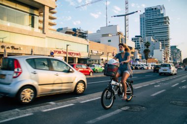 Tel Aviv İsrail 25 Ekim 2020 Kilit altında ve Coronavirus salgını sırasında İsrail 'deki nüfusu kontrol altına almak için Tel Aviv sokaklarında dolaşan kimliği belirsiz insanların görüntüsü