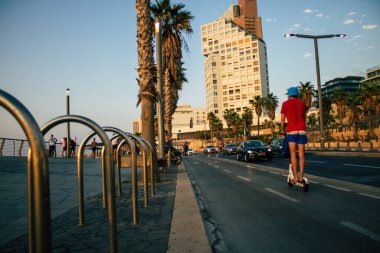 Tel Aviv İsrail 25 Ekim 2020 Kilit altında ve Coronavirus salgını sırasında İsrail 'deki nüfusu kontrol altına almak için Tel Aviv sokaklarında dolaşan kimliği belirsiz insanların görüntüsü