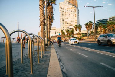 Tel Aviv İsrail 25 Ekim 2020 Kilit altında ve Coronavirus salgını sırasında İsrail 'deki nüfusu kontrol altına almak için Tel Aviv sokaklarında dolaşan kimliği belirsiz insanların görüntüsü
