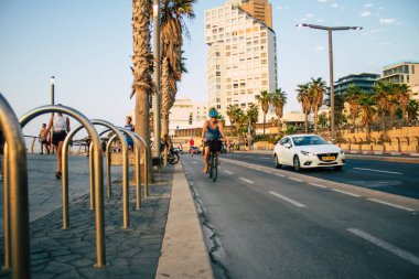 Tel Aviv İsrail 25 Ekim 2020 Kilit altında ve Coronavirus salgını sırasında İsrail 'deki nüfusu kontrol altına almak için Tel Aviv sokaklarında dolaşan kimliği belirsiz insanların görüntüsü