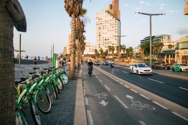 Tel Aviv İsrail 25 Ekim 2020 Kilit altında ve Coronavirus salgını sırasında İsrail 'deki nüfusu kontrol altına almak için Tel Aviv sokaklarında dolaşan kimliği belirsiz insanların görüntüsü