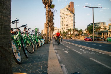 Tel Aviv İsrail 25 Ekim 2020 Kilit altında ve Coronavirus salgını sırasında İsrail 'deki nüfusu kontrol altına almak için Tel Aviv sokaklarında dolaşan kimliği belirsiz insanların görüntüsü