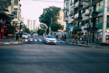 Tel Aviv İsrail 25 Ekim 2020 'de İsrail' deki Coronavirus salgını ve tecrit sırasında Tel Aviv sokaklarından geçen geleneksel bir İsrail taksisinin görüntüsü