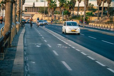 Tel Aviv İsrail 25 Ekim 2020 'de İsrail' deki Coronavirus salgını ve tecrit sırasında Tel Aviv sokaklarından geçen geleneksel bir İsrail taksisinin görüntüsü