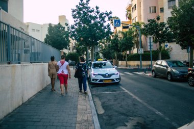 Tel Aviv İsrail 25 Ekim 2020 Coronavirus salgını sırasında kimliği belirsiz İsrailli insanların sokaklarda yürüdüğünü ve nüfusu kontrol altına almak için kilit altına alındığını gösteriyor.