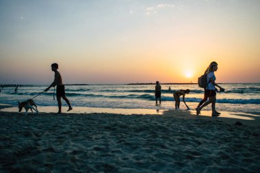 Tel Aviv İsrail 25 Ekim 2020 İsrail 'de İsrail' deki koronavirüs salgınına rağmen Tel Aviv plajında gün batımına hayranlıkla bakan kimliği belirsiz İsrail halkının görüntüsü
