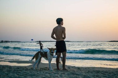 Tel Aviv İsrail 25 Ekim 2020 İsrail 'de İsrail' deki koronavirüs salgınına rağmen Tel Aviv plajında gün batımına hayranlıkla bakan kimliği belirsiz İsrail halkının görüntüsü