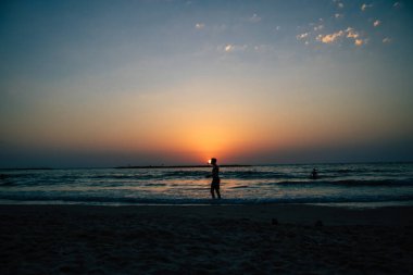 Tel Aviv İsrail 25 Ekim 2020 İsrail 'de İsrail' deki koronavirüs salgınına rağmen Tel Aviv plajında gün batımına hayranlıkla bakan kimliği belirsiz İsrail halkının görüntüsü