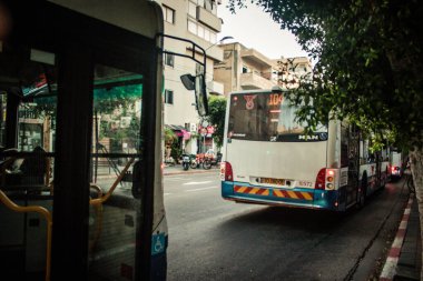 Tel Aviv İsrail 25 Ekim 2020 Tel Aviv ve Coronavirus salgını sırasında Tel Aviv 'in boş sokaklarından geçen bir İsrail halk otobüsünün görüntüsü.