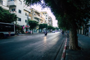 Tel Aviv İsrail 26 Ekim 2020 Kilit altında ve Coronavirus salgını sırasında İsrail nüfusunu kontrol altına almak için Tel Aviv sokaklarında dolaşan kimliği belirsiz bir insan görülüyor.