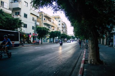 Tel Aviv İsrail 26 Ekim 2020 Kilit altında ve Coronavirus salgını sırasında İsrail nüfusunu kontrol altına almak için Tel Aviv sokaklarında dolaşan kimliği belirsiz bir insan görülüyor.