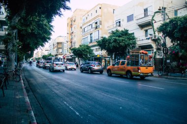 Tel Aviv İsrail 26 Ekim 2020 Kilit altında ve Coronavirus salgını sırasında İsrail nüfusunu kontrol altına almak için Tel Aviv sokaklarında dolaşan kimliği belirsiz bir insan görülüyor.