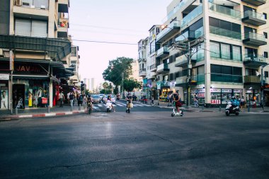 Tel Aviv İsrail 26 Ekim 2020 Kilit altında ve Coronavirus salgını sırasında İsrail nüfusunu kontrol altına almak için Tel Aviv sokaklarında dolaşan kimliği belirsiz bir insan görülüyor.