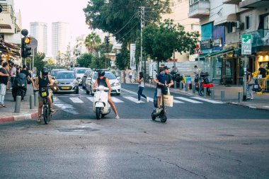 Tel Aviv İsrail 26 Ekim 2020 Kilit altında ve Coronavirus salgını sırasında İsrail nüfusunu kontrol altına almak için Tel Aviv sokaklarında dolaşan kimliği belirsiz bir insan görülüyor.
