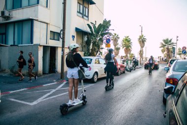 Tel Aviv İsrail 26 Ekim 2020 Kilit altında ve Coronavirus salgını sırasında İsrail nüfusunu kontrol altına almak için Tel Aviv sokaklarında dolaşan kimliği belirsiz bir insan görülüyor.
