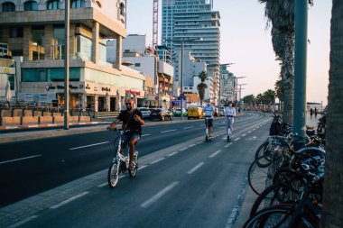 Tel Aviv İsrail 26 Ekim 2020 Kilit altında ve Coronavirus salgını sırasında İsrail nüfusunu kontrol altına almak için Tel Aviv sokaklarında dolaşan kimliği belirsiz bir insan görülüyor.