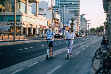 Tel Aviv İsrail 26 Ekim 2020 Kilit altında ve Coronavirus salgını sırasında İsrail nüfusunu kontrol altına almak için Tel Aviv sokaklarında dolaşan kimliği belirsiz bir insan görülüyor.