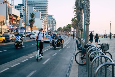 Tel Aviv İsrail 26 Ekim 2020 Kilit altında ve Coronavirus salgını sırasında İsrail nüfusunu kontrol altına almak için Tel Aviv sokaklarında dolaşan kimliği belirsiz bir insan görülüyor.