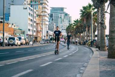 Tel Aviv İsrail 26 Ekim 2020 Kilit altında ve Coronavirus salgını sırasında İsrail nüfusunu kontrol altına almak için Tel Aviv sokaklarında dolaşan kimliği belirsiz bir insan görülüyor.