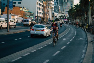 Tel Aviv İsrail 26 Ekim 2020 Kilit altında ve Coronavirus salgını sırasında İsrail nüfusunu kontrol altına almak için Tel Aviv sokaklarında dolaşan kimliği belirsiz bir insan görülüyor.