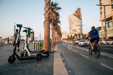 Tel Aviv İsrail 26 Ekim 2020 Kilit altında ve Coronavirus salgını sırasında İsrail nüfusunu kontrol altına almak için Tel Aviv sokaklarında dolaşan kimliği belirsiz bir insan görülüyor.