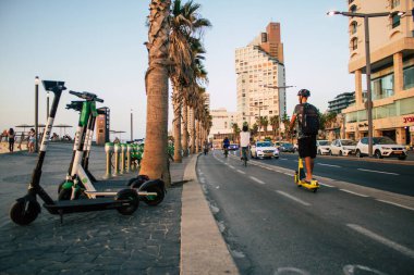 Tel Aviv İsrail 26 Ekim 2020 Kilit altında ve Coronavirus salgını sırasında İsrail nüfusunu kontrol altına almak için Tel Aviv sokaklarında dolaşan kimliği belirsiz bir insan görülüyor.