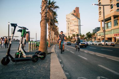 Tel Aviv İsrail 26 Ekim 2020 Kilit altında ve Coronavirus salgını sırasında İsrail nüfusunu kontrol altına almak için Tel Aviv sokaklarında dolaşan kimliği belirsiz bir insan görülüyor.