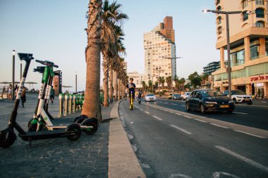 Tel Aviv İsrail 26 Ekim 2020 Kilit altında ve Coronavirus salgını sırasında İsrail nüfusunu kontrol altına almak için Tel Aviv sokaklarında dolaşan kimliği belirsiz bir insan görülüyor.