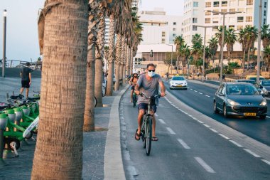 Tel Aviv İsrail 26 Ekim 2020 Kilit altında ve Coronavirus salgını sırasında İsrail nüfusunu kontrol altına almak için Tel Aviv sokaklarında dolaşan kimliği belirsiz bir insan görülüyor.