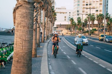 Tel Aviv İsrail 26 Ekim 2020 Kilit altında ve Coronavirus salgını sırasında İsrail nüfusunu kontrol altına almak için Tel Aviv sokaklarında dolaşan kimliği belirsiz bir insan görülüyor.