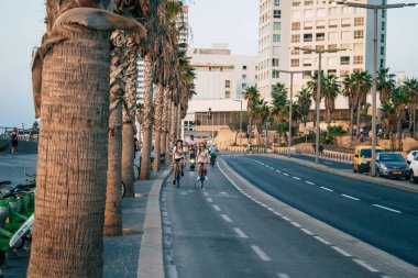 Tel Aviv İsrail 26 Ekim 2020 Kilit altında ve Coronavirus salgını sırasında İsrail nüfusunu kontrol altına almak için Tel Aviv sokaklarında dolaşan kimliği belirsiz bir insan görülüyor.