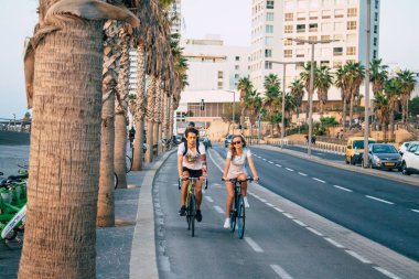 Tel Aviv İsrail 26 Ekim 2020 Kilit altında ve Coronavirus salgını sırasında İsrail nüfusunu kontrol altına almak için Tel Aviv sokaklarında dolaşan kimliği belirsiz bir insan görülüyor.