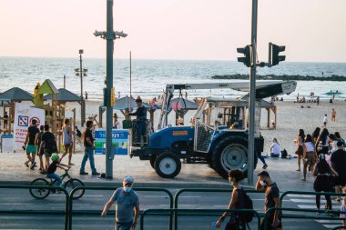 Tel Aviv İsrail 26 Ekim 2020 Herbert Samuel Promenade 'in Tel Aviv' deki tecrit ve Coronavirus salgını sırasında kimliği belirsiz İsrail halkının yürüdüğü görüntüler